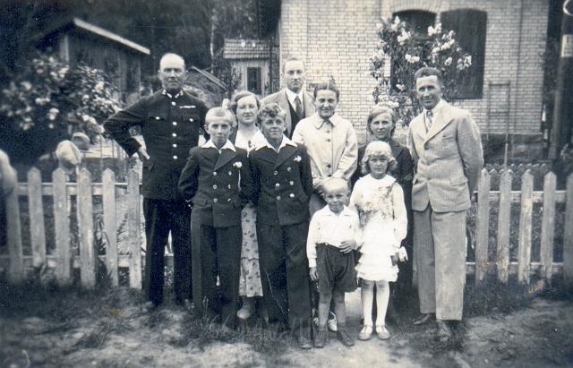 KKE 2034.jpg - Od lewej: II  rząd od dołu, trzecia Stanisława Zwierko, za nią jej mąż Bernard Zwierko, lata 30 XX wieku.